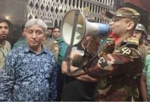 সেনা কর্মকর্তা শাহনূর শ্রমিকদের আশ্বাস দিয়েছেন যে তাদের দাবিগুলো সরকারের কাছে পৌঁছে দেওয়া হবে, এতে পরিস্থিতি শান্ত হয়।